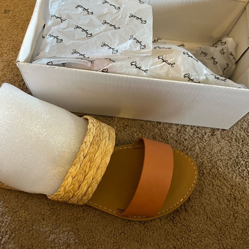 New in box Qupid coral sandals size 8‎